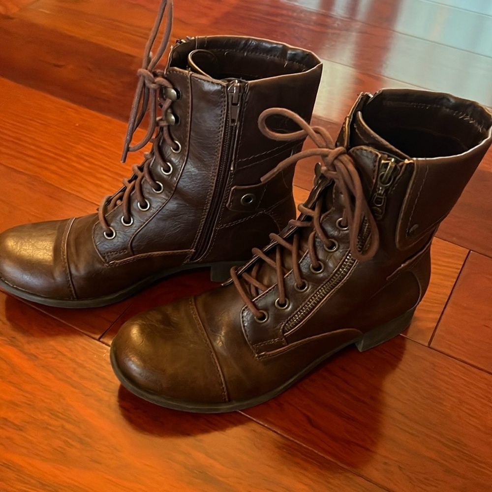 Guess faux leather boot. Size 7.